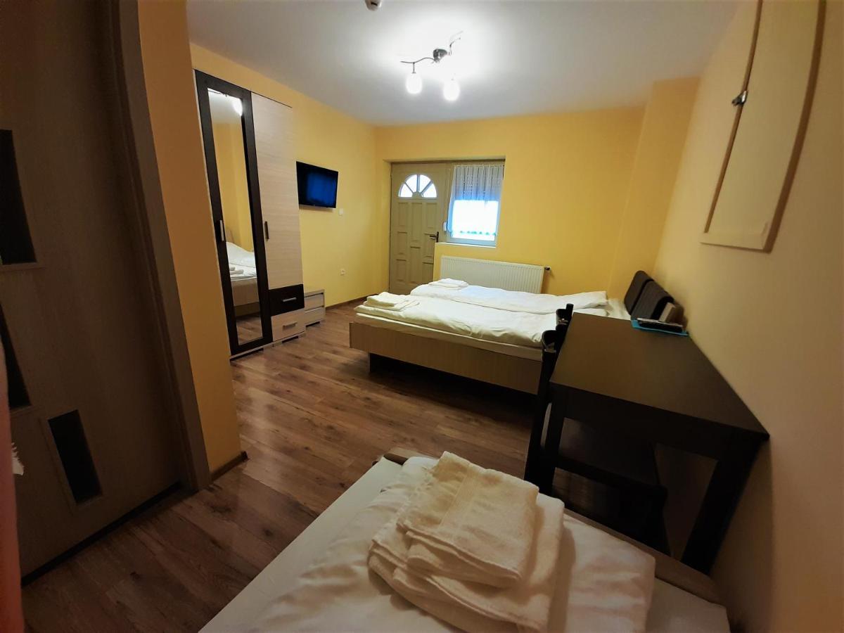 Barsony Vendeglo Es Panzio Bed & Breakfast Szecseny Luaran gambar