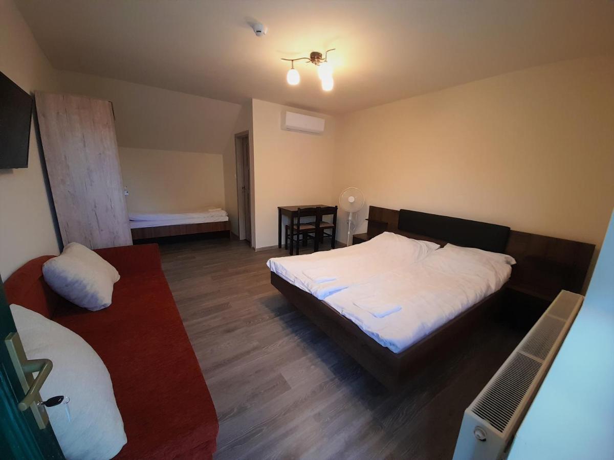 Barsony Vendeglo Es Panzio Bed & Breakfast Szecseny Luaran gambar